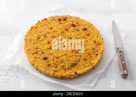 Casseruola di miglio con noci e frutta secca su sfondo azzurro. delizioso piatto vegan. Foto Stock