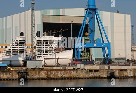 Wismar, Germania. 14 luglio 2023. La porta del molo della costruzione navale è aperta. In mostra fa parte dell'enorme nave da crociera, che ha operato per l'ultima volta con il nome di "Global Dream". La nave è stata completata da Meyer Werft (Papenburg) per conto del gruppo Disney come nuovo proprietario della nave. Crediti: Bernd Wüstneck/dpa/Alamy Live News Foto Stock