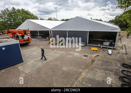 ENSCHEDE - l'Agenzia centrale per l'accoglienza dei richiedenti asilo (COA) sta preparando un nuovo rifugio temporaneo per 550 rifugiati sul luogo dell'evento all'aeroporto di Twenthe. Il COA utilizza edifici esistenti, tra cui un hangar, per gli alloggi abitativi e per dormire e costruisce un padiglione tra i due edifici per mangiare e soggiornare. ANP VINCENT JANNINK netherlands Out - belgium Out Foto Stock