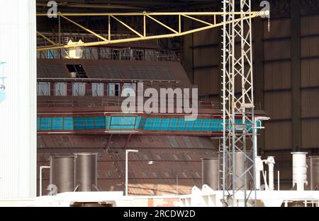 Wismar, Germania. 14 luglio 2023. La porta del molo della costruzione navale è aperta. In mostra fa parte dell'enorme nave da crociera, che ha operato per l'ultima volta con il nome di "Global Dream". La nave è stata completata da Meyer Werft (Papenburg) per conto del gruppo Disney come nuovo proprietario della nave. Crediti: Bernd Wüstneck/dpa/Alamy Live News Foto Stock