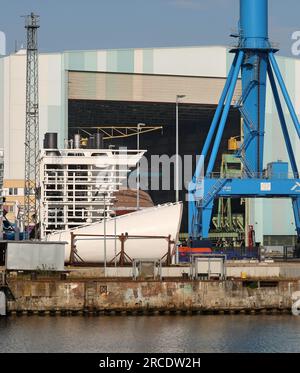 Wismar, Germania. 14 luglio 2023. La porta del molo della costruzione navale è aperta. In mostra fa parte dell'enorme nave da crociera, che ha operato per l'ultima volta con il nome di "Global Dream". La nave è stata completata da Meyer Werft (Papenburg) per conto del gruppo Disney come nuovo proprietario della nave. Crediti: Bernd Wüstneck/dpa/Alamy Live News Foto Stock