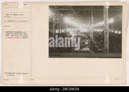 Il sergente C. Ryden del Signal Corps esamina le attrezzature Sumber B e prepara le liste delle carenze durante il loro tempo alla 83rd Division, 2nd Depot a le Mans, Sarthe, Francia. La foto è stata scattata il 7 ottobre 1918 e pubblicata dalla A.E.F. Censor il 15 novembre 1918. Foto Stock