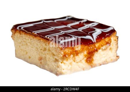 Dessert Trilex con latte e caramello. Fetta di torta al caramello isolata su sfondo bianco Foto Stock