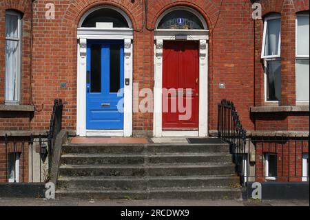 Una tipica porta di legno a Dublino. Porta della casa in mattoni rossi e blu. Irlanda, Dublino 24.04.2023. Foto Stock