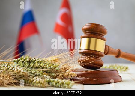 Martello, orecchie di grano e bandiere di paesi in un contesto astratto, un concetto sul tema di un accordo di grano dopo il processo negoziale tra Russ Foto Stock