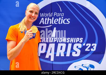 Parigi, Francia. 14 luglio 2023. PARIGI, FRANCIA - 14 LUGLIO: Fleur Jong dei Paesi Bassi durante la cerimonia di premiazione della finale femminile 100m T64 il giorno 7 dei Campionati mondiali di atletica leggera Para di Parigi 2023 allo Stade Charlety il 14 luglio 2023 a Parigi, Francia (foto di Marcus Hartmann/BSR Agency) credito: Agenzia BSR/Alamy Live News Foto Stock