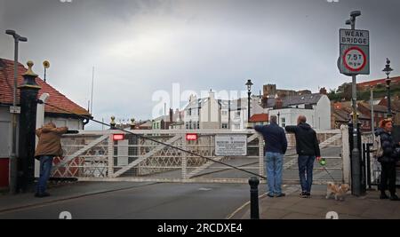 Luci rosse, cancelli chiusi a Whitby Swing Bridge, Bridge St, Whitby, North Yorkshire, Inghilterra, REGNO UNITO, YO22 4BG Foto Stock