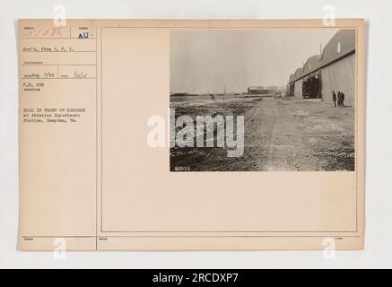 Vista di una strada che conduce agli hangar presso la Aviation Experiment Station di Hampton, Virginia, durante la prima guerra mondiale. L'immagine raffigura le attività militari e le infrastrutture presenti nella stazione durante questo periodo. Foto Stock