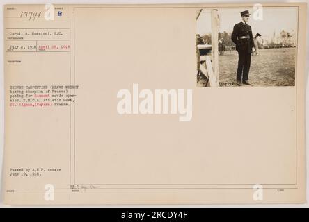 Il caporale A. Moscioni, Signal Corps, ha scattato una fotografia di George Carpentier, il campione di pugilato dei pesi massimi di Francia, in posa per un operatore cinematografico Gaumont durante la Y.M.C.A. Incontro atletico a St. Aignan, Francia, il 28 aprile 1918. La fotografia è stata ricevuta il 2 luglio 1918 ed è stata approvata dalla censura A.E.P. il 19 giugno 1918. Foto Stock