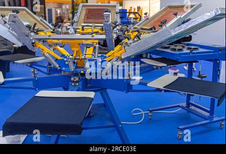 Carosello della macchina per serigrafia automatizzata nell'ufficio stampa Foto Stock