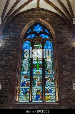 Vetrata colorata con scena religiosa della crocifissione di Gesù, St Mary's Parish Church, Haddington, East Lothian, Scozia, Regno Unito Foto Stock