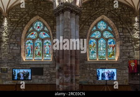 Incoronazione di re Carlo III su schermi televisivi con John Major e Tony Blair, St Mary's Parish Church, Haddington, East Lothian, Scozia, Regno Unito Foto Stock