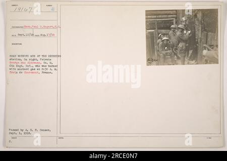 Soldati feriti che ricevono cure in una stazione di spogliamento. Soldato George Mac Aldowney, del Co. M, 6° Regt. INF., è raffigurata a destra. Ha subito ustioni da gas di senape a Croix de Charemont, in Francia. La foto è stata scattata il 17 agosto 1918 e resa pubblica il 12 settembre 1918, dopo l'approvazione della censura A.E.F. Foto Stock