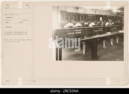 Una fotografia che mostra una vista completa di un centralino telefonico e del terminal a Camp Meade, Maryland, durante la prima guerra mondiale. Il centralino sembra essere inattivo. La foto è stata scattata dal sergente Tyrell. Foto Stock