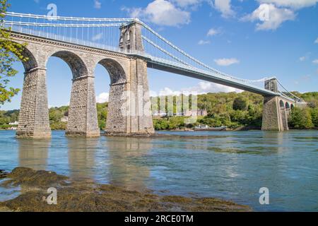 Ponte sospeso di Menai che attraversa lo stretto di Menai dall'isola di Anglesey e dalla terraferma del Galles. Galles nord-occidentale. REGNO UNITO Foto Stock