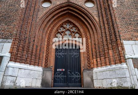 14 luglio 2023, Meclemburgo-Pomerania Occidentale, Stralsund: Veduta di St Mary's Church a Stralsund. I dintorni della chiesa devono essere risviluppati con il programma federale "National Urban Development Projects 2022". Si farà riferimento agli importanti ingressi e portali della chiesa. Ci sarà uno sviluppo circonferenziale e privo di barriere della Marienkirche, e saranno creati collegamenti di sentieri con gli spazi urbani adiacenti. La ristrutturazione dei dintorni di St. Mary's Church, che sarà completata nel 2025, fa parte del progetto generale 'Neuer Markt Urban Space. Foto: Stefan Foto Stock