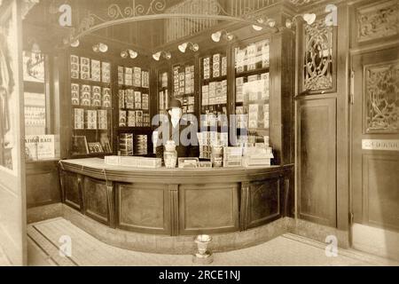 Tabacchi primi anni '1900, Smoke Shop, Old Fashioned Cigar Shop Foto Stock