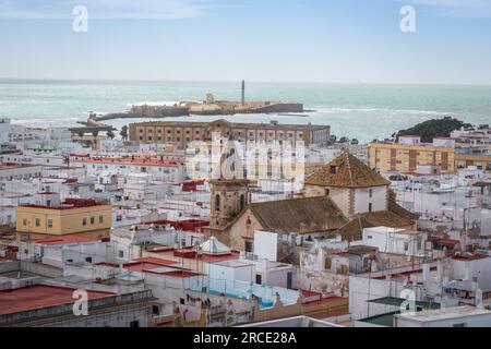 Veduta aerea di Cadice con la Chiesa di San Lorenzo Martir, l'edificio Valcarcel e il Castello di San Sebastián - Cadice, Andalusia, Spagna Foto Stock