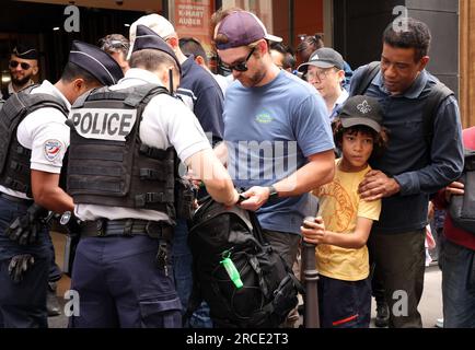 Parigi, Francia. 14 luglio 2023. La gente viene perquisita dalle forze di sicurezza prima di entrare negli Champs Elysees Avenue per partecipare alla parata militare del giorno della Bastiglia a Parigi, in Francia, venerdì 14 luglio 2023. La Francia ha intensificato le misure di sicurezza per le celebrazioni annuali del paese dopo che il paese è stato colpito da rivolte. Foto di Maya Vidon-White/UPI credito: UPI/Alamy Live News Foto Stock