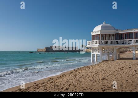 Spiaggia la Caleta, edificio Balneario de la Palma e Castello di Santa Catalina - Cadice, Andalusia, Spagna Foto Stock