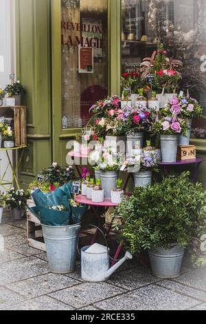 Una bella mostra di fiori freschi in un negozio di fiori a Parigi, in Francia Foto Stock
