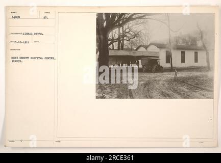 Soldati al Beau Desert Hospital Center in Francia durante la prima guerra mondiale. L'immagine mostra un gruppo di soldati riuniti fuori dall'ospedale. La foto è stata scattata dal Signal Corps il 10 ottobre 1921. Il centro ospedaliero era situato in Francia e aveva il simbolo dell'Unione europea. Foto Stock