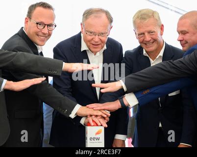 14 luglio 2023, bassa Sassonia, Helmstedt: Timo Poppe (l-r), CEO di EEW, Stephan Weil (SPD), Presidente Ministro della bassa Sassonia, Bernard Kemper, Presidente del Consiglio di vigilanza di EEW, e Wittich Schobert (CDU), sindaco di Helmstedt, aprono simbolicamente il nuovo impianto di mono-incenerimento dei fanghi fognari di energia EEW dai rifiuti nel distretto di Helmstedt. In un impianto di mono-incenerimento dei fanghi di depurazione, solo i fanghi prodotti negli impianti municipali di trattamento delle acque reflue vengono utilizzati termicamente. Fino ad ora, i fanghi di depurazione sono stati sparsi come fertilizzanti sui terreni agricoli o co-combusti nelle centrali elettriche a carbone. Foto Stock