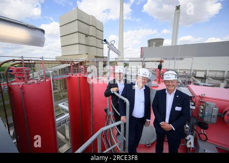 14 luglio 2023, bassa Sassonia, Helmstedt: Timo Poppe (l-r), CEO di EEW, Stephan Weil (SPD), Presidente Ministro della bassa Sassonia, e Bernard Kemper, Presidente del Consiglio di vigilanza di EEW, si trovano sul tetto del nuovo impianto di mono-incenerimento dei fanghi di depurazione della EEW Energy from Waste nel distretto di Helmstedt. In un impianto di mono-incenerimento dei fanghi di depurazione, solo i fanghi prodotti negli impianti municipali di trattamento delle acque reflue vengono utilizzati termicamente. Fino ad ora, i fanghi di depurazione sono stati sparsi come fertilizzanti sui terreni agricoli o co-combusti nelle centrali elettriche a carbone. Foto: Julian Stratenschulte/dpa Foto Stock