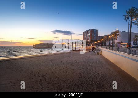 Spiaggia di la Caleta e Castello di Santa Catalina al tramonto - Cadice, Andalusia, Spagna Foto Stock
