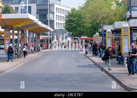 Bonn, Germania - 22 maggio 2023: Veduta della stazione centrale degli autobus di Bonn, Germania Foto Stock