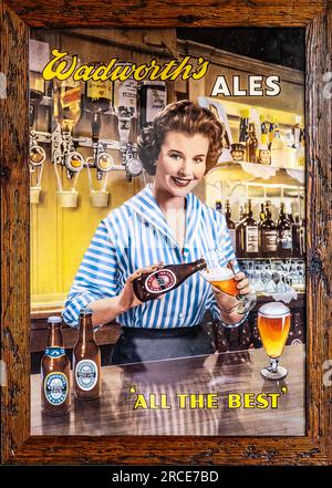 Poster pubblicitario per birra Wadworth vintage che versa un bicchiere da bottiglia, Wiltshire, Inghilterra, Regno Unito Foto Stock