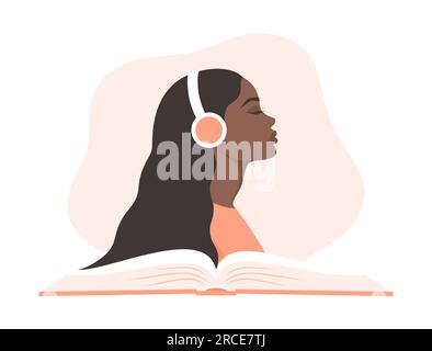 Donna nera che ascolta un audiolibro. Ritratto laterale di una giovane donna africana o afroamericana in cuffie su un libro aperto. Illustr. Vettoriale piatto Illustrazione Vettoriale