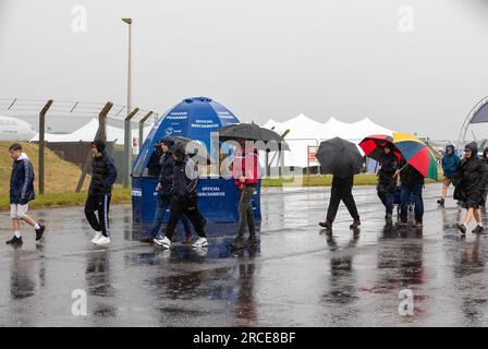 Fairford, Regno Unito. 14 luglio 2023. Le persone tornarono a casa dalla RAF Fairford Air Tattoo a causa delle piogge estremamente umide e persistenti nel suo giorno di apertura. Crediti: Keith Larby/Alamy Live News Foto Stock