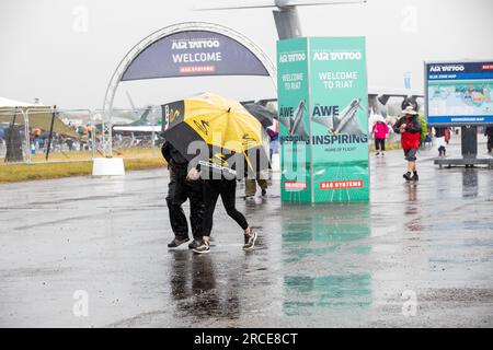 Fairford, Regno Unito. 14 luglio 2023. Le persone tornarono a casa dalla RAF Fairford Air Tattoo a causa delle piogge estremamente umide e persistenti nel suo giorno di apertura. Crediti: Keith Larby/Alamy Live News Foto Stock
