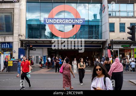 Scena di strada mentre la gente attraversa la strada da e per la stazione della metropolitana di Brixton nella variegata comunità di Brixton il 22 giugno 2023 a Londra, Regno Unito. Brixton è un distretto nel sud di Londra, Inghilterra, nel London Borough of Lambeth. Brixton è prevalentemente residenziale con un importante mercato di strada e un notevole settore retail. È una comunità multiculturale, con una grande percentuale della sua popolazione di discendenza afro-caraibica, dando origine a Brixton come capitale non ufficiale della comunità britannica afro-caraibica. Foto Stock