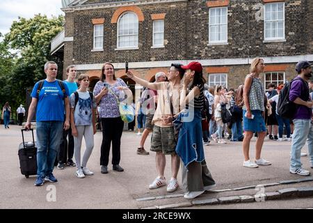 Visitatori fuori dal Royal Observatory di Greenwich l'8 luglio 2023 a Londra, Regno Unito. L'Osservatorio reale situato a Greenwich Park ha svolto un ruolo importante nella storia dell'astronomia e della navigazione, e poiché il Meridiano primario lo attraversa, ha dato il suo nome all'ora di Greenwich, rendendolo un'attrazione importante per il turismo. Foto Stock