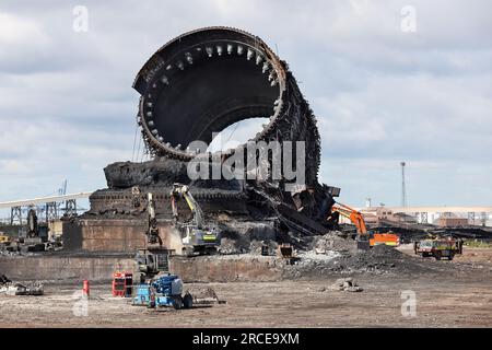 La demolizione dell'altoforno e del focolare della Redcar Steelworks, che è in fase di demolizione per far posto allo sviluppo del carbonio di Teesworks Foto Stock