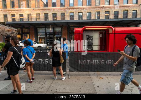 Lancio promozionale dello smartphone Nothing (2) nel quartiere Meatpacking di New York giovedì 13 luglio 2023. La seconda versione dello smartphone della società costa 599 dollari e sarà disponibile al pubblico (non solo alle persone che attenderanno on line per ore per essere i primi utilizzatori) il 17 luglio (© Richard B. Levine) Foto Stock