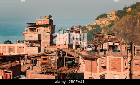 Favelas di Rio de Janeiro. Centro urbano della città. Case e baracche, edifici incompiuti. Sovrappopolazione. Conglomerato di case sovrapposte Foto Stock