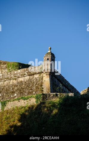 Vista di una scatola di sentinella sulle mura della città fortificata di Valenka do Minho, Portogallo. Foto Stock