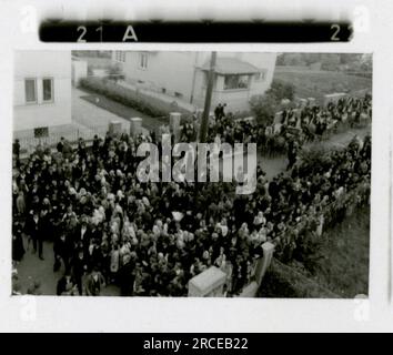 Fotografo delle SS Dürr 1943 scene domestiche di fattorie e città in Germania; ritratti di singoli soldati e foto di gruppo; campagna tedesca, villaggi e popolazione locale in abiti tradizionali; cerimonia di reclutamento, immagini della città bombardate che ritraggono le attività in prima linea delle unità Waffen-SS . Foto Stock