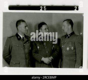 Fotografo delle SS Dürr 1943 scene domestiche di fattorie e città in Germania; ritratti di singoli soldati e foto di gruppo; campagna tedesca, villaggi e popolazione locale in abiti tradizionali; cerimonia di reclutamento, immagini della città bombardate che ritraggono le attività in prima linea delle unità Waffen-SS . Foto Stock