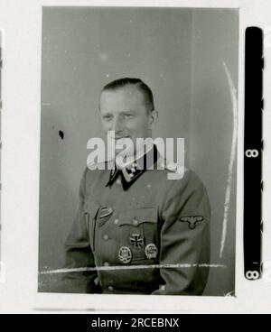 Fotografo delle SS Dürr 1943 scene domestiche di fattorie e città in Germania; ritratti di singoli soldati e foto di gruppo; campagna tedesca, villaggi e popolazione locale in abiti tradizionali; cerimonia di reclutamento, immagini della città bombardate che ritraggono le attività in prima linea delle unità Waffen-SS . Foto Stock