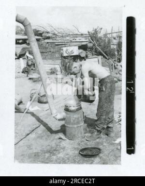 SS Photographer Fabiger, SS-Panzerkorps, Narva, 1944 attività giornaliere, unità in posizione invernale con immagini di mitragliatrici Flak che raffigurano le attività in prima linea delle unità Waffen-SS sul fronte occidentale e orientale, tra cui Polonia, Francia, Balcani, Italia, E la Russia, così come esercizi di formazione, ritratti di individui e di gruppo, e scene di città e città e popolazioni locali. Foto Stock