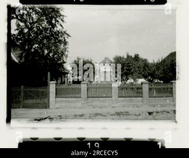 Fotografo delle SS Dürr 1943 scene domestiche di fattorie e città in Germania; ritratti di singoli soldati e foto di gruppo; campagna tedesca, villaggi e popolazione locale in abiti tradizionali; cerimonia di reclutamento, immagini della città bombardate che ritraggono le attività in prima linea delle unità Waffen-SS . Foto Stock