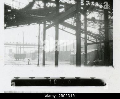 Fotografo delle SS Falkowski (1943) ritratti di singoli soldati, scene di caserme, edifici cittadini e piazzale ferroviario distrutti dai bombardamenti, pasto unitario in mensa, miniera di carbone russa, soldati in crociera sul fiume, sepoltura con formazione di unità e ufficiali anziani, pratica bersaglio, tombe militari e cimitero, competizione di pugilato. Immagini che raffigurano le attività in prima linea delle unità Waffen-SS sul fronte occidentale e orientale, tra cui Polonia, Francia, Balcani, Italia, E la Russia, così come esercizi di formazione, ritratti di individui e di gruppo, e scene di città e città e popolazioni locali. Foto Stock