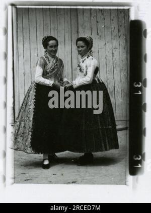 Fotografo delle SS Dürr 1943 scene domestiche di fattorie e città in Germania; ritratti di singoli soldati e foto di gruppo; campagna tedesca, villaggi e popolazione locale in abiti tradizionali; cerimonia di reclutamento, immagini della città bombardate che ritraggono le attività in prima linea delle unità Waffen-SS . Foto Stock