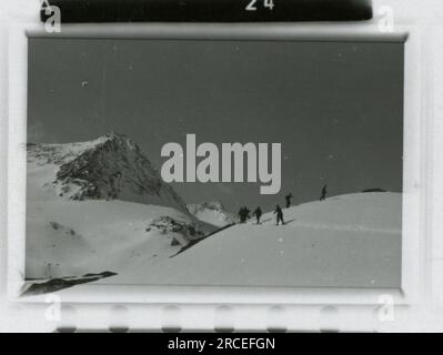 SS Photographer, Fink ,1943 & 1944 processione funebre, Reinhard Heydrich, artista scultore busto di Heydrich, Heinrich Himmler, addestramento soldati con lanciarazzi, addestramento truppe sci in montagna, operazione di ponte in montagna. Immagini che raffigurano le attività in prima linea delle unità Waffen-SS sul fronte occidentale e orientale, tra cui Polonia, Francia, Balcani, Italia, E la Russia, così come esercizi di formazione, ritratti di individui e di gruppo, e scene di città e città e popolazioni locali. Foto Stock