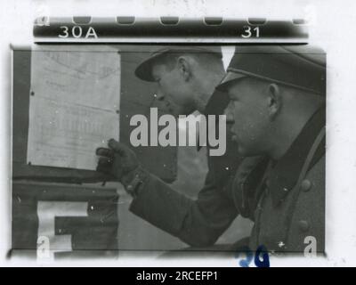 SS Photographer, Fink ,1943 & 1944 processione funebre, Reinhard Heydrich, artista scultore busto di Heydrich, Heinrich Himmler, addestramento soldati con lanciarazzi, addestramento truppe sci in montagna, operazione di ponte in montagna. Immagini che raffigurano le attività in prima linea delle unità Waffen-SS sul fronte occidentale e orientale, tra cui Polonia, Francia, Balcani, Italia, E la Russia, così come esercizi di formazione, ritratti di individui e di gruppo, e scene di città e città e popolazioni locali. Foto Stock