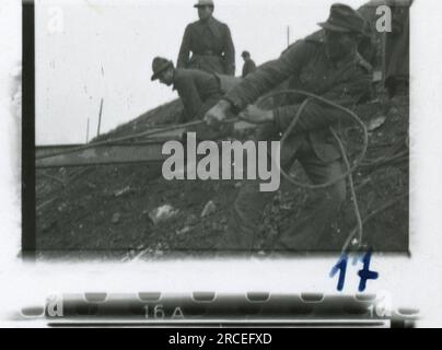 SS Photographer, Fink ,1943 & 1944 processione funebre, Reinhard Heydrich, artista scultore busto di Heydrich, Heinrich Himmler, addestramento soldati con lanciarazzi, addestramento truppe sci in montagna, operazione di ponte in montagna. Immagini che raffigurano le attività in prima linea delle unità Waffen-SS sul fronte occidentale e orientale, tra cui Polonia, Francia, Balcani, Italia, E la Russia, così come esercizi di formazione, ritratti di individui e di gruppo, e scene di città e città e popolazioni locali. Foto Stock